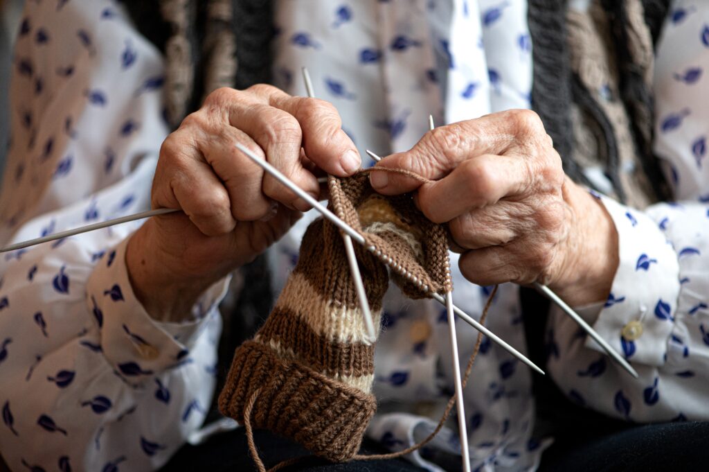 Gli effetti benefici dell’arte per gli anziani: laboratori creativi e hobby invernali