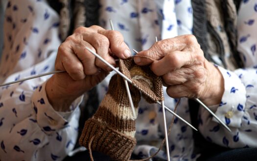 Gli effetti benefici dell’arte per gli anziani: laboratori creativi e hobby invernali